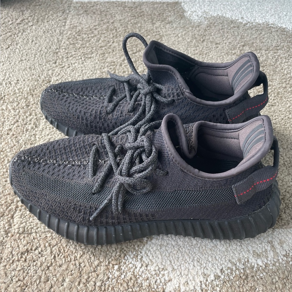 Yeezy Boost 350s v2 Pirate Black EXCELLENT condition
